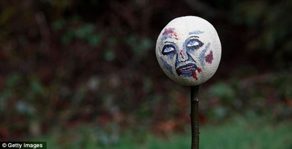 练习进展顺利：一个上面绘有图案的罗马甜瓜成为短柄斧扔掷的目标