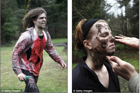 战争正在进行：打扮成僵尸的曼-格里菲斯正在四处寻找人肉，而娜塔莎-里德尔正把泥巴涂抹在脸上