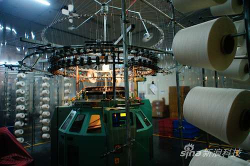 机器将纱织成布