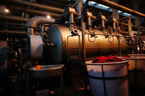 织好的毛坯布送去染色