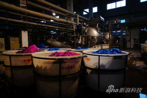 染好色的布被分开放好