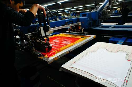 工人按照花色制版