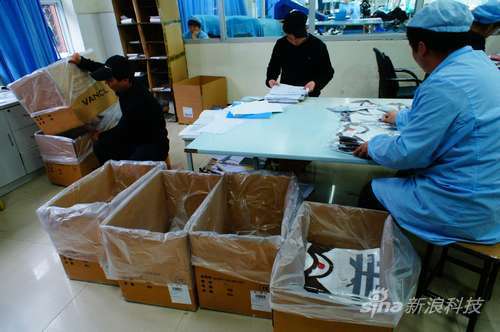 工人将衣服打包