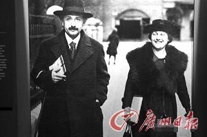 爱因斯坦与妻子爱尔莎。 