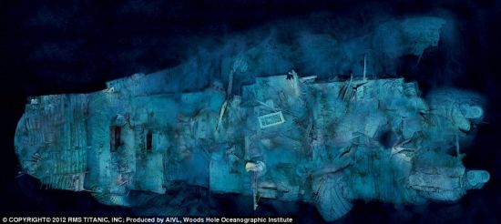 “泰坦尼克”号的船尾，已经扭曲变形。照片在船尾上方拍摄