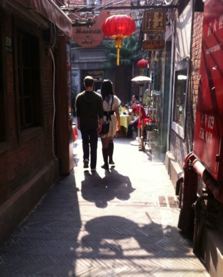 　　扎克伯格及女友昨日行程包括田子坊和南京东路苹果零售店。东方早报第1现场_@天空音乐盒 @ET_BARNY 图