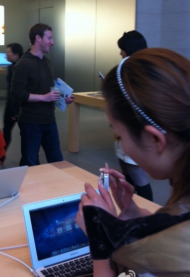 　　扎克伯格及女友昨日行程包括田子坊和南京东路苹果零售店。东方早报第1现场_@天空音乐盒 @ET_BARNY 图