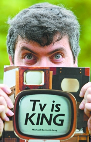 　　2009年5月6日，被称为“电视之父”的英国科学家约翰·贝尔德的孙子给一台1938年制造的古董电视机接上了数字电视机顶盒。