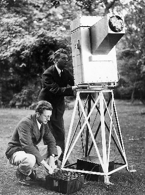 贝尔德(右)和他制作的电视摄像机