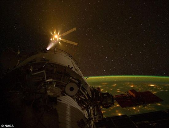 自动运载飞船3号(ATV-3)与太平洋上空240英里(约合386公里)的国际空间站进行对接