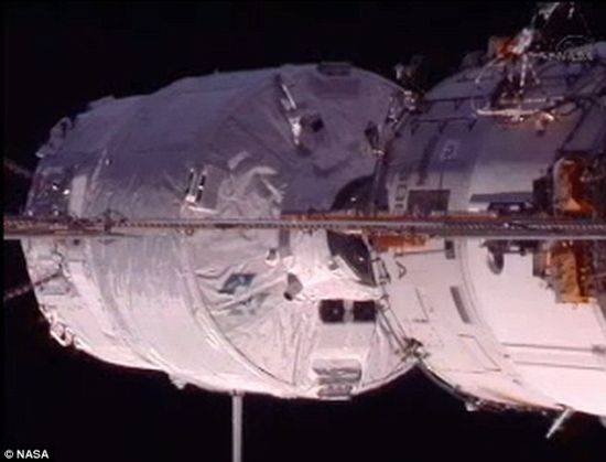 ATV-3货船慢慢进入指定位置，与空间站进行对接