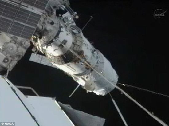 　　目前，空间站宇航员正在卸载物资，同时将废物和垃圾运上ATV货船。重返地球大气层过程中，ATV货船将燃烧殆尽