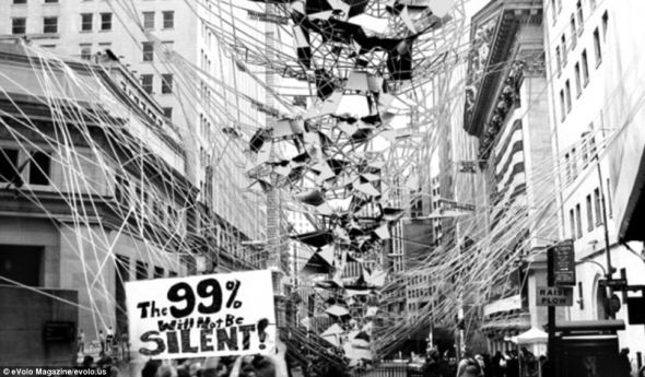 　　占领摩天大楼（Occupy Skyscraper）通过把绳索固定在附近的建筑物上，编织垂直网。这些网会被编织的越来越厚，直到能够承重