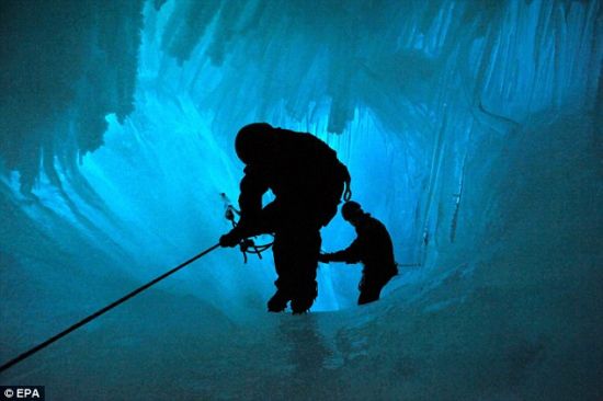 藏于地下的奇观：英国皇家海军陆战队士兵进入南极洲偏远岛屿罗瑟拉岛的一个冰洞。