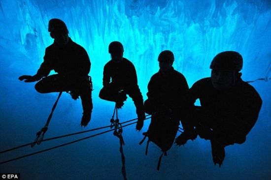 　　厚冰：英国皇家海军舰艇保护者号破冰船船员乘船来到最南点，于是有机会探索南极洲冰下的深蓝色洞穴。