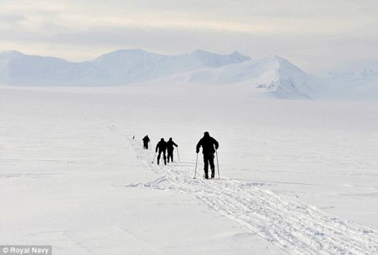 　　阿德莱德岛罗瑟拉站位于合恩角以南800英里处。一个由约翰-比斯科率领的英国探险队1832年发现罗瑟拉站。