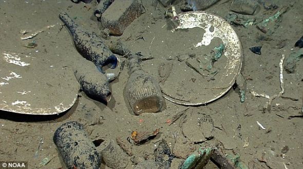 　　数千名观众：科学家用一部水下机器人发现这艘19世纪的遇难船，他们向陆上的数千名观众直播了整个过程。这张照片展示了残骸上的部分陶瓷盘和玻璃瓶。