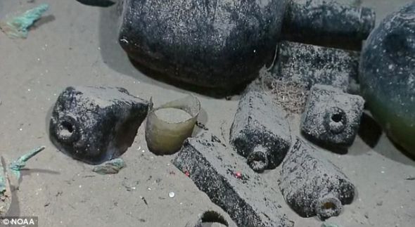 战斗：科学家不仅发现了玻璃瓶和陶瓷盘，还看到一些大炮和数箱步枪，这使他们猜测这是一艘战船。