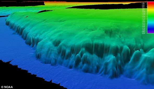 　　绘制成图：美国国家海洋与大气管理局的声纳捕捉到西佛罗里达悬崖的图像。它的底部显示蓝色，有2600米深。它的上缘超过600米。
