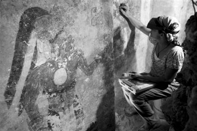 考古学家在危地马拉东北部的玛雅遗址处发现了一座小屋，屋内的壁画仍清晰可见。