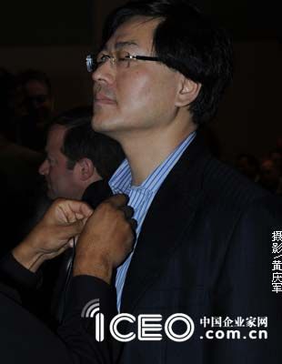 联想美国誓师大会前，音响师在为杨元庆佩戴话筒