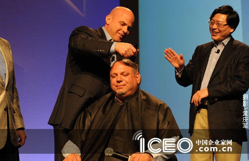 誓师大会上，因为圆满完成了此前打赌的业绩，一名高管当场被剃了光头