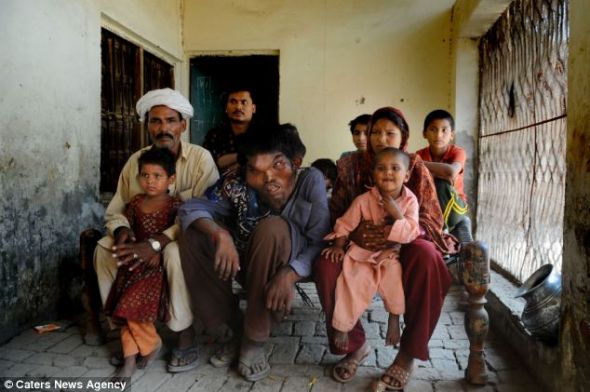 穆塔兹与家人的合影。家人给了他莫大的帮助和支持