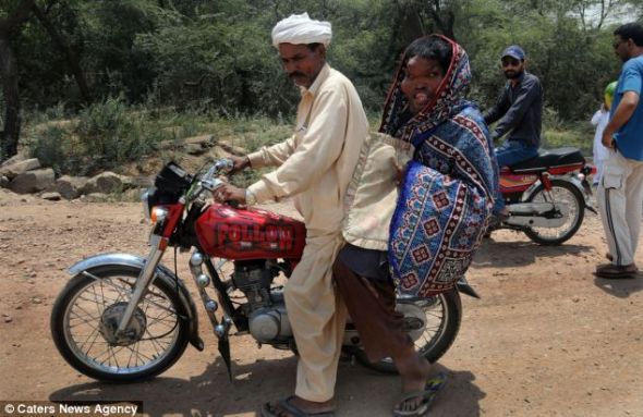 穆塔兹与父亲瓦泽尔-阿里（左）。阿里四处求医，希望帮助儿子摆脱病痛