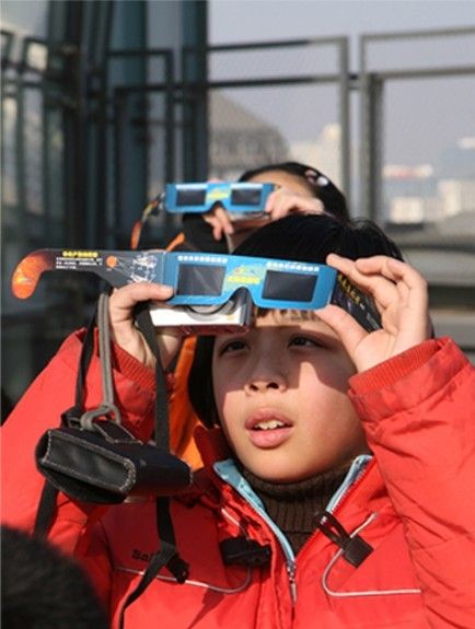 佩戴太阳观察镜