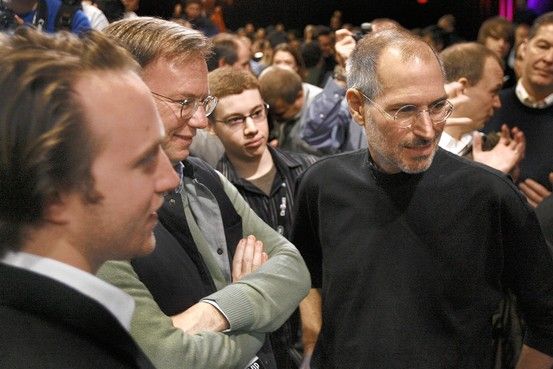 　　2008年谷歌前CEO埃里克·施密特与苹果前CEO史蒂夫·乔布斯出席活动。两家公司的关系正在逐渐恶化