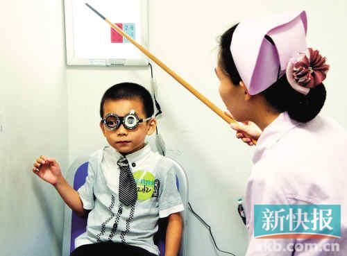 眼科医生提醒，儿童应避免过多使用数码产品。图为一个孩子在检查视力。