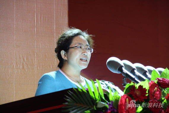 图文:大连市副市长曹爱华