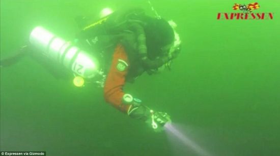 　　没有澄清：这些潜水员通过声纳发现这个沉睡在海底的物体，但由于要筹集足够资金和考虑到天气条件等因素，他们等了一年才开始进行潜水观察。