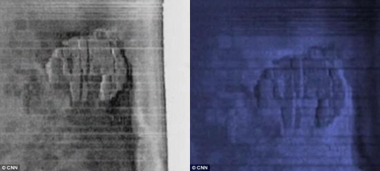 　　瑞典海洋探险家公司探险团队的声纳照片显示这个物体位于波罗的海深处，是个巨大的圆柱形物体，直径60米，拥有一条400米长的尾巴。他们还在距它200米远的地方发现一个碟状物。