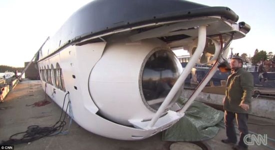 　　游客之旅：潜水员彼得-林德伯格希望用这艘潜水艇带着富有的游客前往海底一睹这个神秘物体的风采。