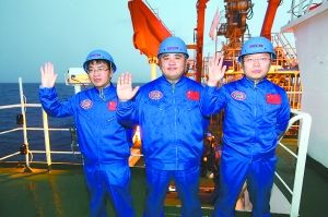 试航员刘开周 叶聪 杨波(左起)新华社发