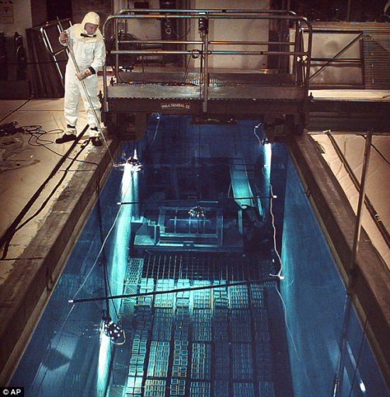 　　一名布鲁克海文国家实验室工作人员正在一个6.8万加仑的水池上工作。在回收处理前，这些来自反应堆的乏燃料棒被储存起来。