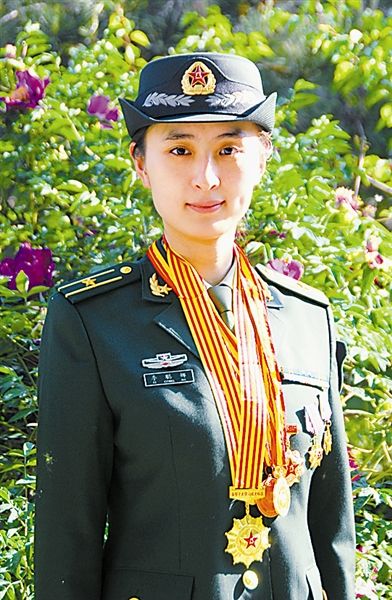 李聪娜载誉归来李聪娜(左三)和战友们总是这样“接地气”，攻难关
