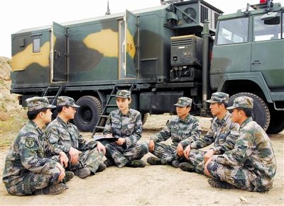 李聪娜(左三)和战友们总是这样“接地气”，攻难关