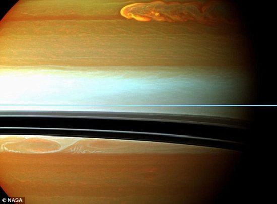 惊人：从这张照片的右上角可以看到，这个巨大风暴产生雷击。