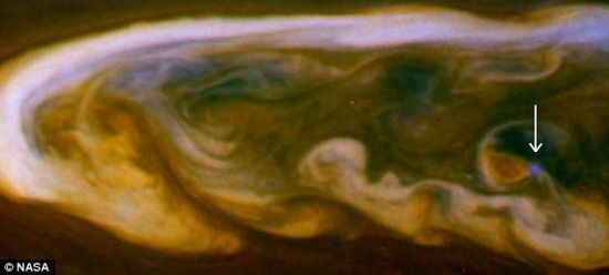 　　启示：土星出现迄今最大风暴时，一个美国宇航局航天器拍到这颗被光环环绕行星的白天闪电。照片上的这个明亮的蓝色斑点显示出一个强大雷击。