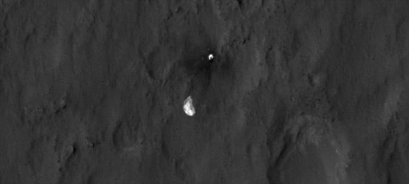 美国宇航局“好奇”号的降落伞和底壳散落在火星表面