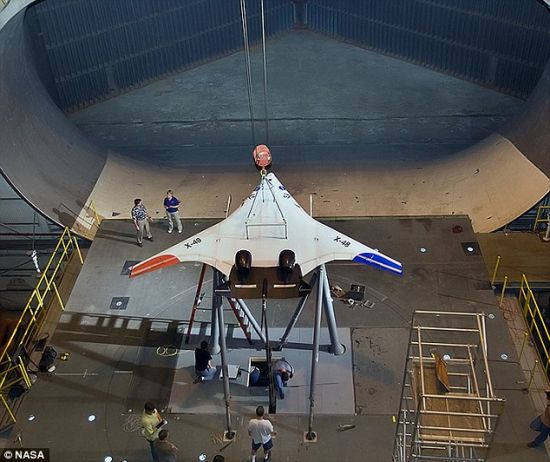 美国宇航局的X-48B飞机，停靠在机库内