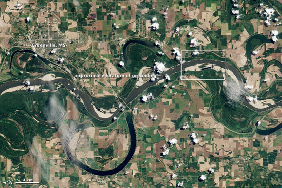 美国宇航局地球观测站今日公布了一组卫星照片，展示了北美密西西比河枯水导致船舶搁浅的景象。