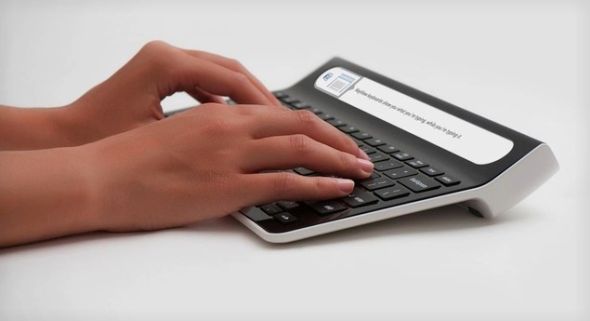 KeyType自带一块显示屏，让用户在打字时无需频繁抬头看显示器
