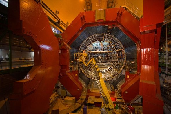 大型强子对撞机内部景象。在发现希格斯玻色子之后，欧洲核子研究组织已将目光聚焦未来的粒子研究