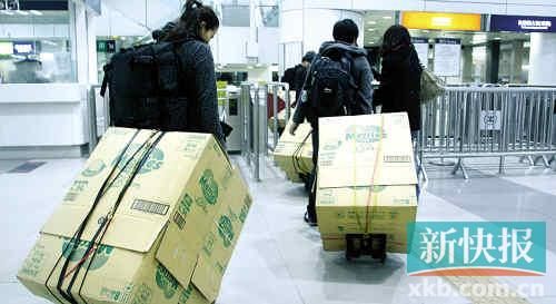 深圳海关有关负责人此前对媒体说，一些从事网购、邮购、海外代购的商家，转向“水客携带”。