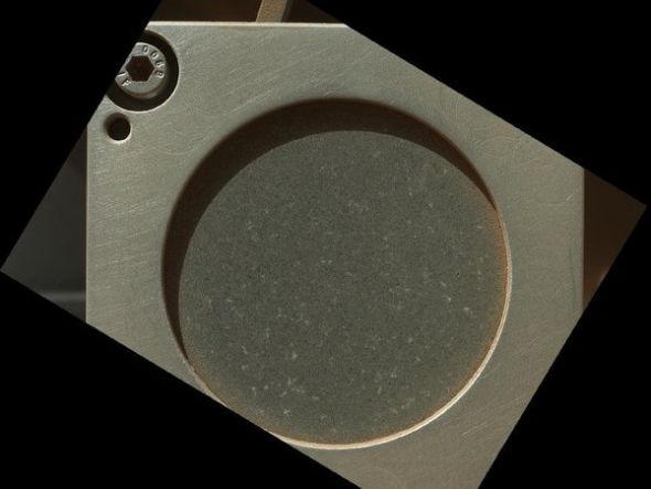 　　从新墨西哥熔岩流获得的玄武岩样本，它在“好奇”号上充当色导表。这张直径1.4英寸（3.5厘米）的色导表的照片，是由火星手持透镜成像仪9月9日拍摄的