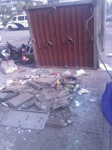 被推倒的警亭(图片来自百度太原富士康贴吧)