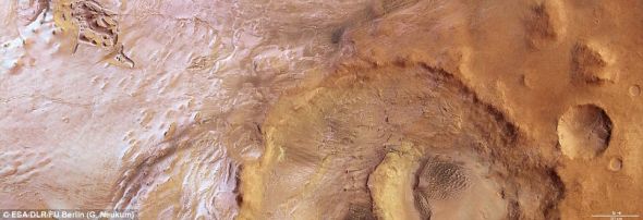 直径138公里的霍克陨石坑的西半部分，它的中心区域在风的作用下形成沙丘，而陨石坑左侧是被冰覆盖的阿尔及尔平原，它上面覆盖一层厚厚的干冰